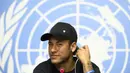 Bintang Paris Saint-Germain, Neymar Jr, menghadiri konferensi pers saat ditunjuk sebagai Duta Handicap Internasional di PBB, Jenewa, (15/8/2017). Neymar akan fokus membantu penyandang disabilitas dan terpuruk dalam kemiskinan. (AP/Laurent Gillieron)