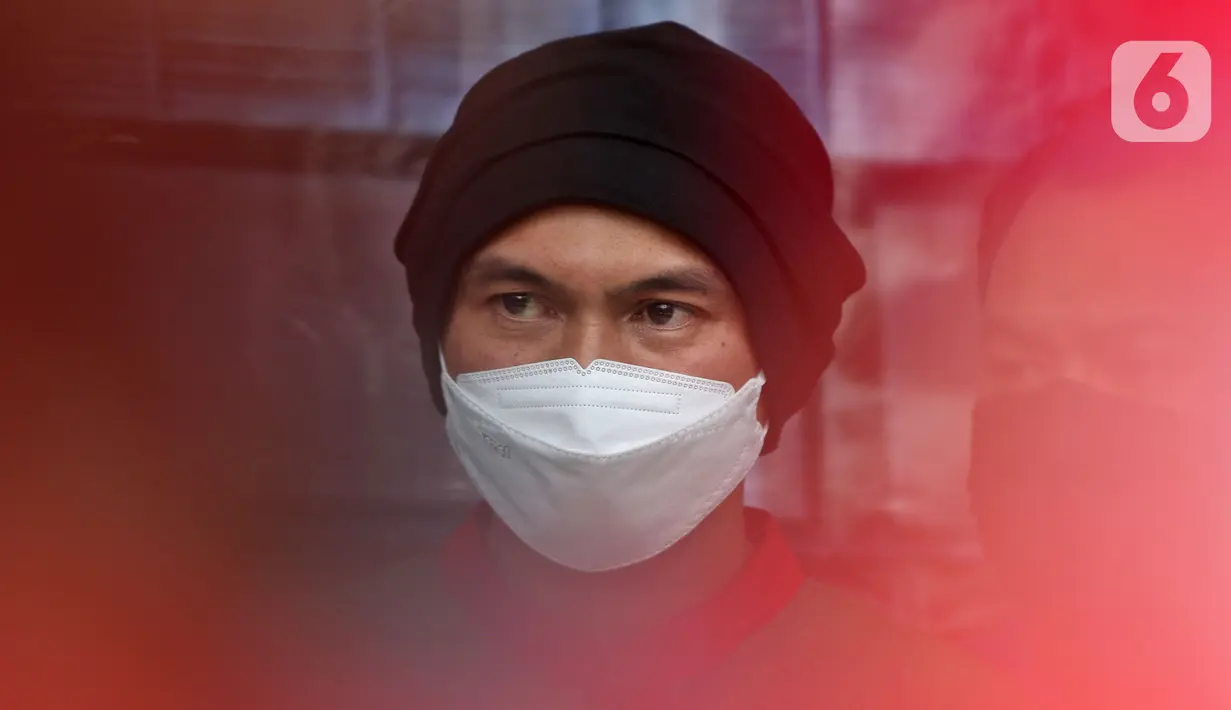 Musisi Erdian Aji Prihartanto alias Anji dihadirkan saat konferensi pers rilis pengungkapan kasus narkoba di Polres Metro Jakarta Barat, Jakarta, Rabu (16/6/2021). Anji ditangkap pada 11 Juni 2021 di wilayah Cibubur, Jakarta Timur. (Liputan6.com/Herman Zakharia)