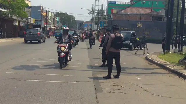 Polisi merazia pengendara yang mengambil gambar Mako Brimob