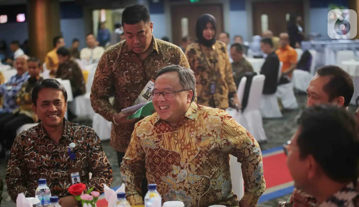 Menristek dan Kepala Badan Riset Inovasi Nasional Bambang Brodjonegoro (tengah) saat menghadiri Indonesia BusinessNews Award 2019 di Jakarta, Rabu (6/11/2019). PT Surya Citra Media Tbk meraih The Best Innovation and Business Transformation in Multimedia Industry 2019. (Liputan6.com/Faizal Fanani)