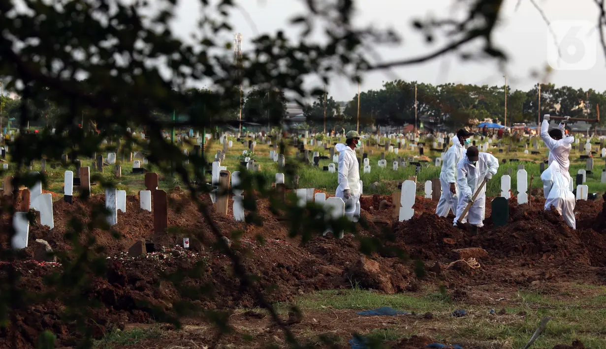 Petugas melakukan pemakaman jenazah dengan protokol COVID-19 di TPU Tegal Alur, Jakarta, Selasa (29/9/2020). Dari Maret hingga 25 September 2020, tercatat 2.145 jenazah dimakamkan dengan protokol COVID-19 di di TPU Tegal Alur. (Liputan6.comHelmi Fithriansyah)