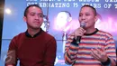 Vokalis Band The Rain Indra Prasta (kanan) memberikan keterangan pers saat rilis album ke-6 The Rain, Jakarta, Rabu (14/9). The Rain menamakan album keenam mereka "Jabat Erat".(Liputan6.com/Herman Zakharia)
