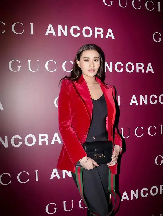 Aaliyah Massaid mengenakan blazer merah berbahan velvet dipadukan inner spaghetti strap hitam senad dengan celananya. [@aaliya.massaid]