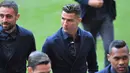 Striker Juventus, Cristiano Ronaldo mengecek lapangan saat melakukan walkabout di Johan Cruyff ArenA di Amsterdam, Belanda (9/4). Juventus akan bertanding melawan Ajax pada leg pertama babak perempatfinal Liga Champions. (AFP Photo/Emmanuel Dunand)