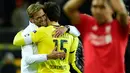 Pelatih Liverpool, Jurgen Klopp, memeluk mantan anak asuhnya seusai laga leg pertama perempat final Liga Europa di Stadion Signal Iduna Park, Dortmund, Jumat (8/4/2016) dini hari WIB. (AFP/John Macdougall)