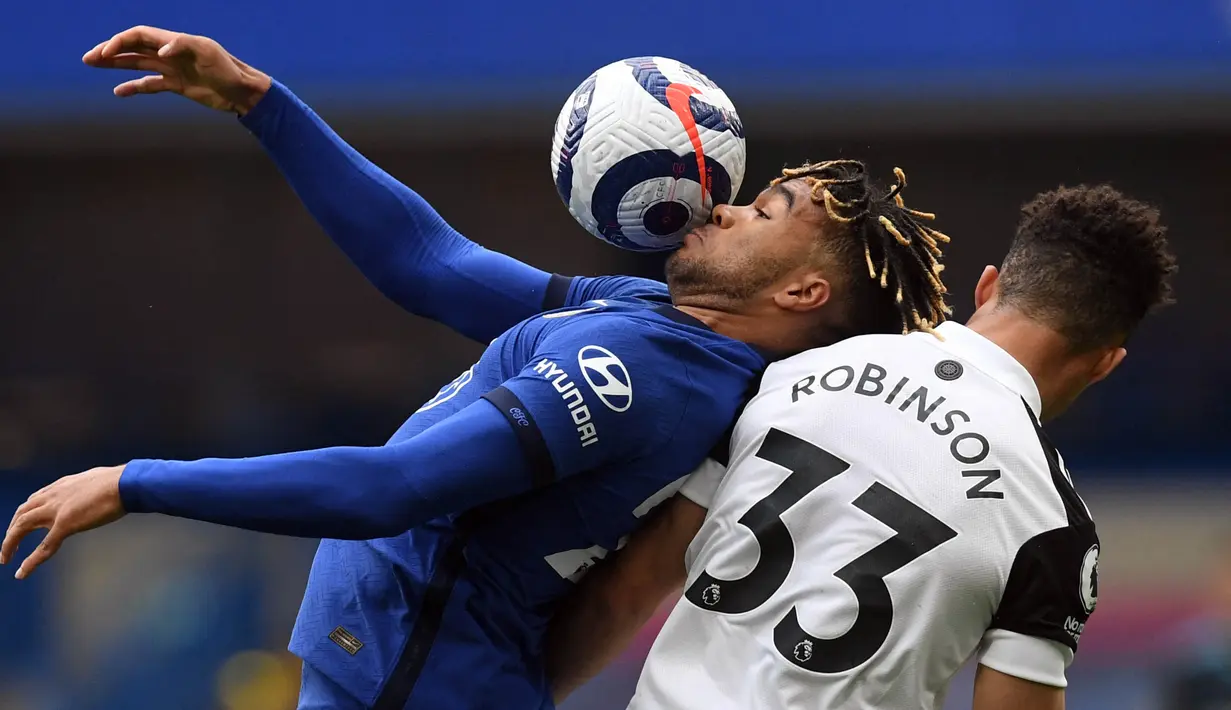 Bek Chelsea Reece James (kiri) tampil apik dalam pertandingan ini dengan mengamankan barisan pertahanan Chelsea yang membuat serangan Fulham tak berdaya. (Foto: AFP/Pool/Neil Hall)