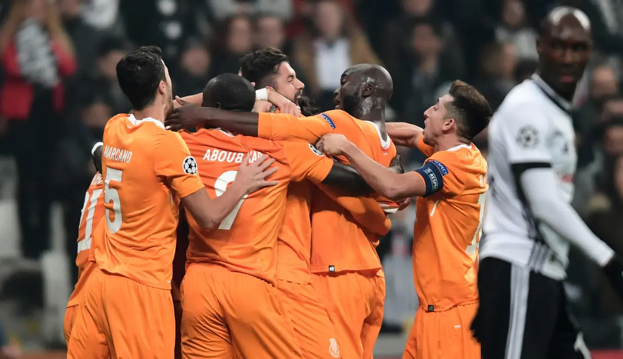 Bek Porto Felipe (tengah) merayakan selebrasi bersama rekannya usai mencetak gol ke gawang Besiktas pada Grup G Liga Champions di Vodafone Park di Istanbul (21/11). Besiktas dan Porto bermain imbang 1-1. (AFP Photo/Ozan Kose)