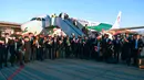 Tim nasional (Timnas) Iran berpose setibanya di bandara internasional Vnukovo di luar Moskow, Selasa (5/6). Delapan hari menjelang upacara pembukaan, Iran menjadi tim pertama yang tiba di Rusia untuk Piala Dunia 2018. (AP Photo/Alexander Zemlianichenko)