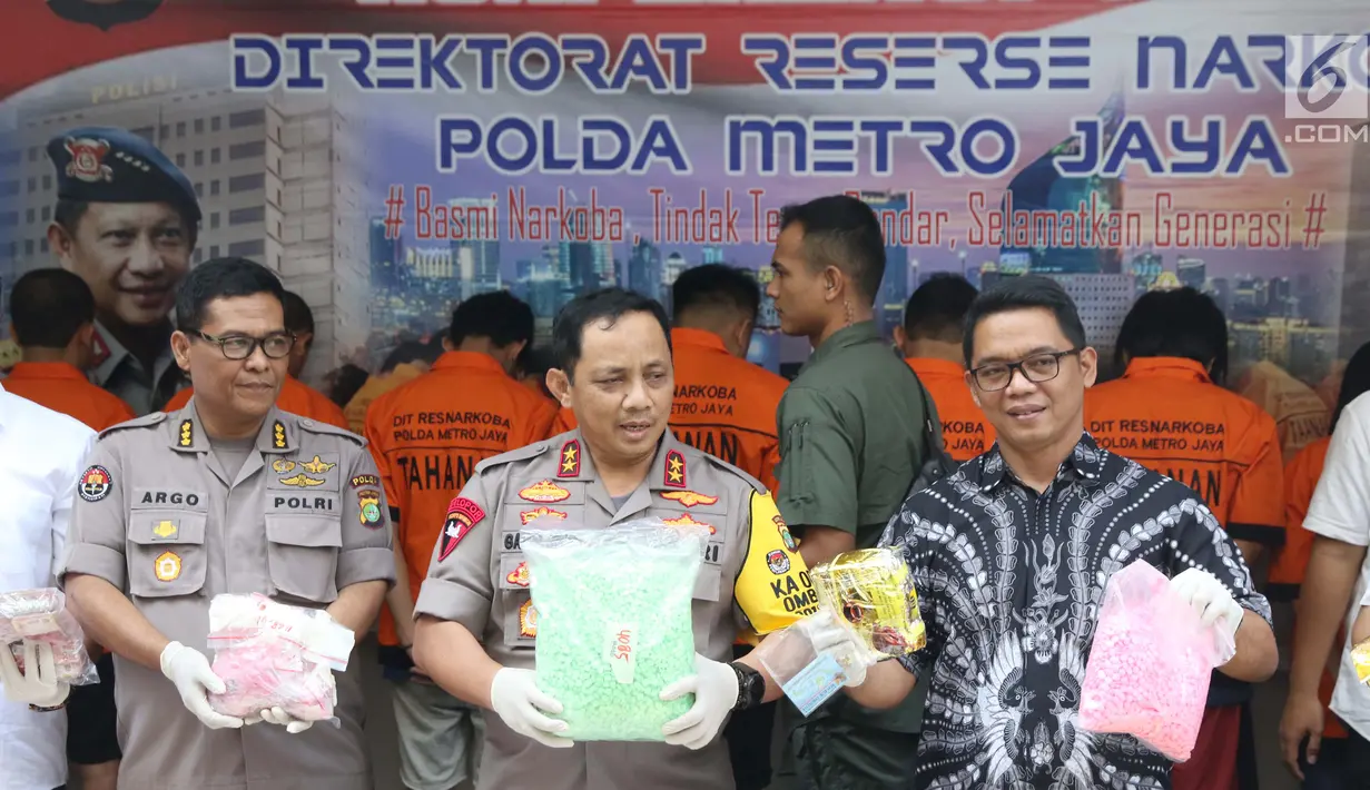 Kapolda Metro Jaya Irjen Pol Gatot Eddy Pramono (tengah) saat rilis penangkapan vokalis grup Zivilia, Zulkifli alias Zul, Jakarta, Jumat (8/3). Zul ditangkap berikut barang bukti 9,54 kilogram sabu, 24.000 butir ekstasi. (Liputan6.com/Helmi Fithriansyah)