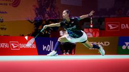 Pebulu tangkis tunggal putri Indonesia, Putri Kusuma Wardani mengembalikan kok ke arah pebulu tangkis Chinese Taipei, Wen Chi Hsu dalam laga perempat final Indonesia Masters 2025 di Istora Senayan, Jakarta, Jumat (24/01/2025). (Bola.com/Bagaskara Lazuardi)