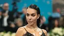 Georgina Rodriguez tampil memukau dengan kalung yang menampilkan berlian kuning berbentuk bantal 30,47 karat dan berlian putih 47,46 karat yang dipasang pada emas putih 18 karat serta anting-anting yang menampilkan dua berlian kuning 3 karat berpotongan radiant yang dipasang pada emas kuning, keduanya dari Koleksi Haute Joaillerie. [dok.  Chopard]