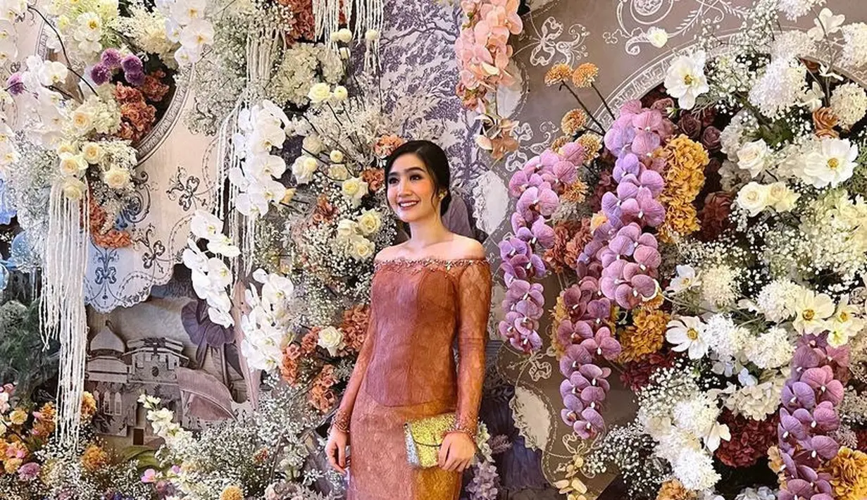 Febby juga tampil dengan kebaya brokat warna coklat model off shoulder dipadukan bawahan songket keemasan. [@febbyrastanty]
