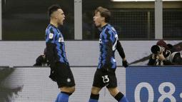 Pemain Inter Milan, Lautaro Martinez dan Nicolo Barella, melakukan selebrasi usai mencetak gol ke gawang Juventus pada laga Coppa Italia di Stadion Giuseppe Meazza, Selasa (2/2/2021). Juventus menang dengan skor 2-1. (AP/Luca Bruno)