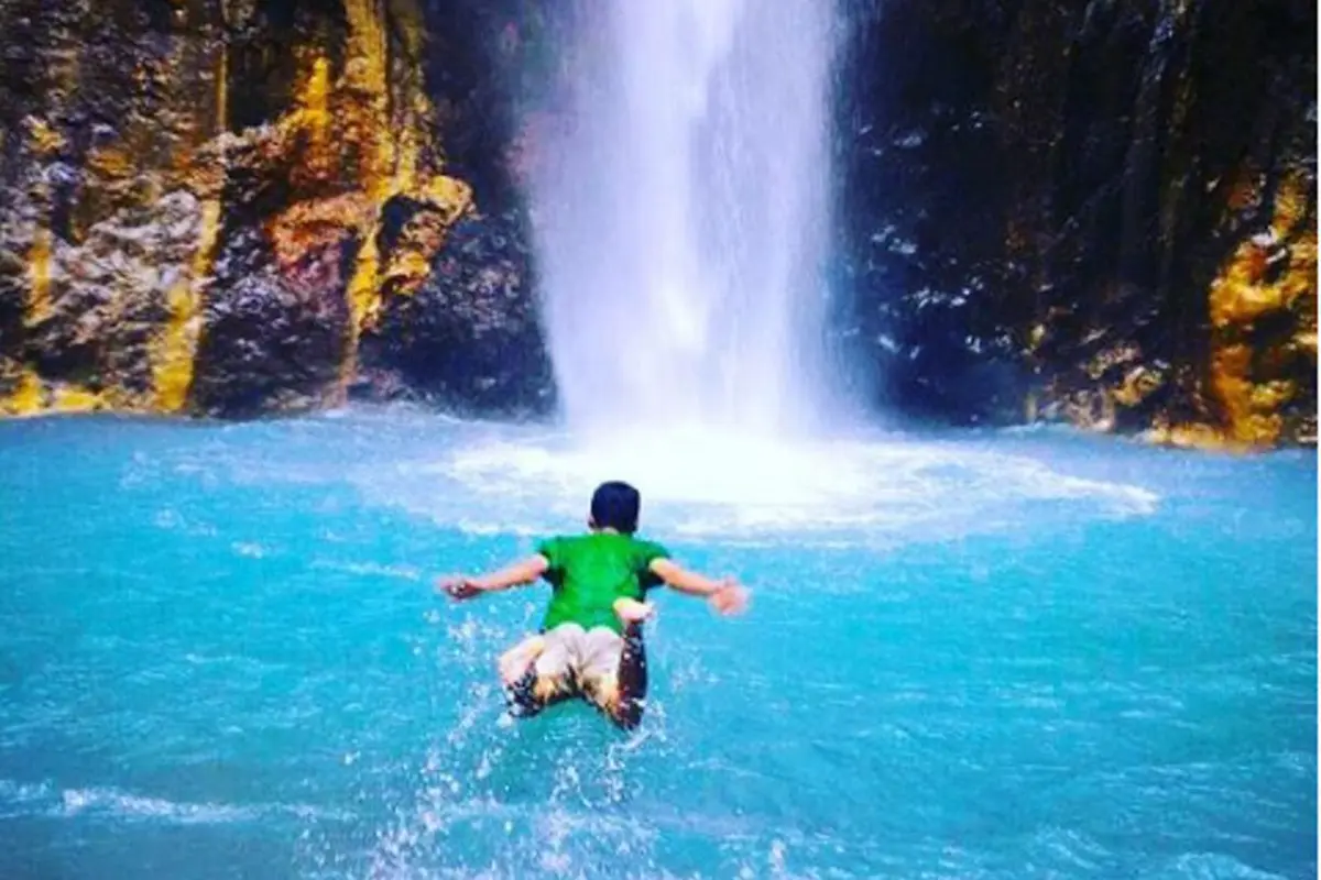 Sebelum Longsor, Beginilah Kemolekan Air Terjun Dua Warna 