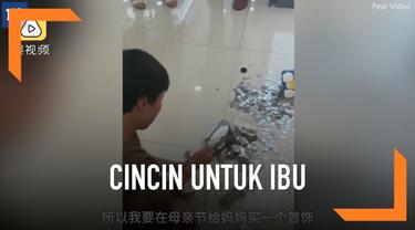 Selama dua tahun, bocah asal provinsi Ahui, China itu mengumpulkan uang sebanyak 1,500 yuan atau Rp 3,1 juta di celengannya. Ia pun rela membongkar celengannya itu demi membelikan cincin untuk sang ibu.