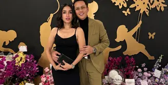 Ussy Sulistiawaty baru saja mengunggah beberapa potret dirinya bersama sang suami, Andhika Pratama, menikmati makan malam berdua. [Foto: Instagram/ussypratama]