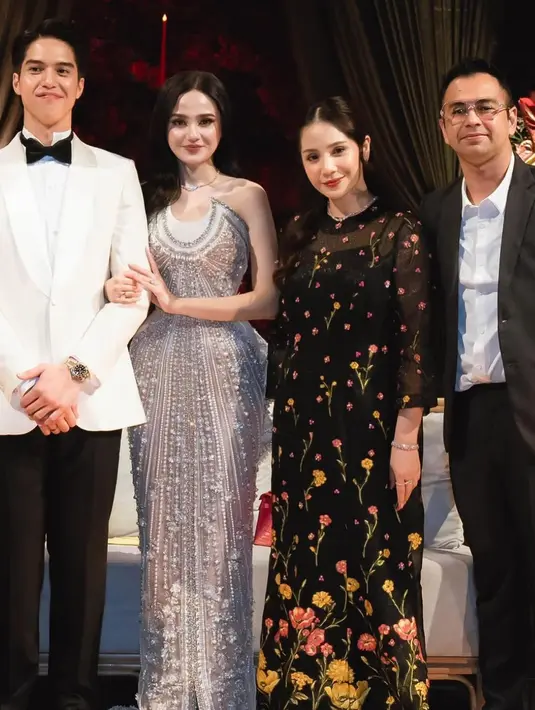 Nagita Slavina tampil mengenakan long dress hitam dengan bordiran bunga, didampingi suaminya Raffi Ahmad yang mengenakan setelan jas hitam. [@raffinagita1717]