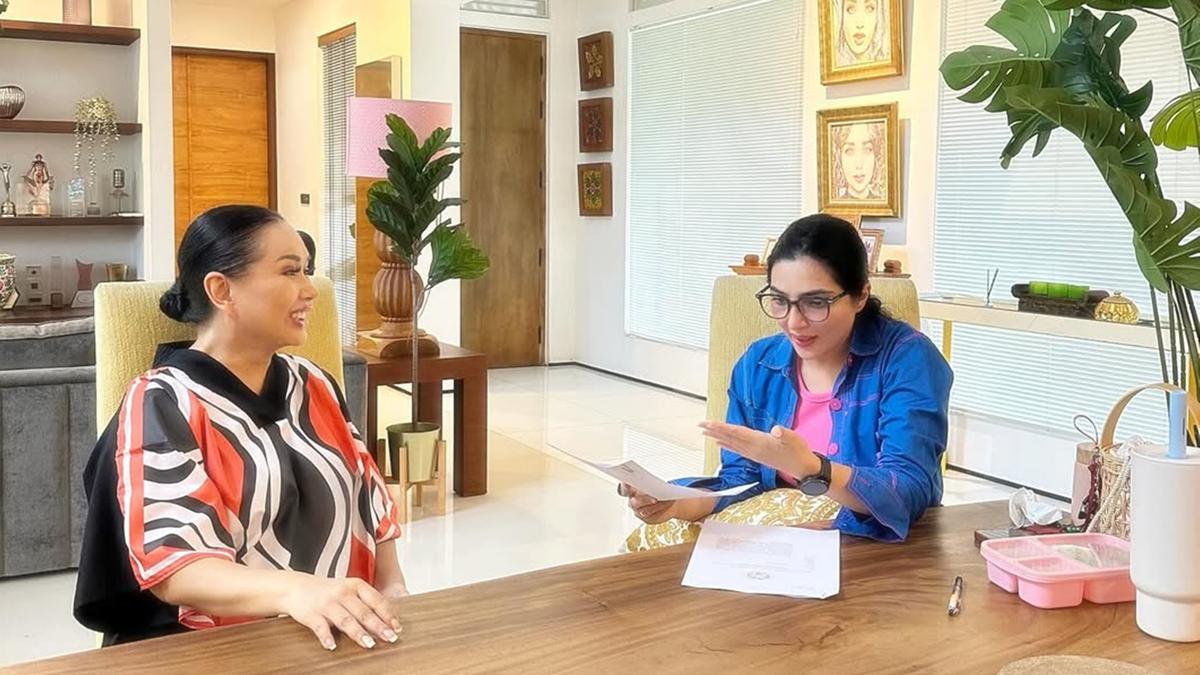 5 Potret Ruang Tengah Estetik di Rumah Titi DJ, Desain Minimalis Modern