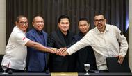 PSSI menggelar konferensi pers berbarengan dengan pengumuman pemecatan pelatih Shin Tae-yong sebagai pelatih Timnas Indonesia, Jakarta, Senin (6/1/2025). (FOTO Dari kiri ke kanan: Sumardji, Zainudin Amali, Erick Thohir, Yunus Nusi, Arya Sinulingga.) (Bola.com/Bagaskara Lazuardi)