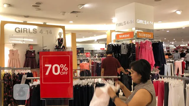 Kondisi gerai ritel Debenhams di Senayan City sebelum tutup. Gerai ritel ini mengumbar diskon besar-besaran bagi berbagai produknya (Vina A. Muliana/Liputan6.com)