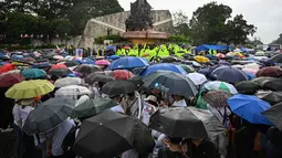 Mereka berunjuk rasa untuk menyuarakan protes terhadap skandal proyek pengendali banjir fiktif yang diyakini merugikan negara hingga miliaran dolar. (Jam STA ROSA/AFP)