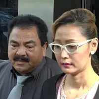 Inul Daratista mendatangi Polda Metro Jaya untuk mengklarifikasi laporannya terhadap Andar Situmorang. Merasa dihina dan dilecehkan, Inul menyerahkan beberapa bukti untuk ditindaklanjuti.