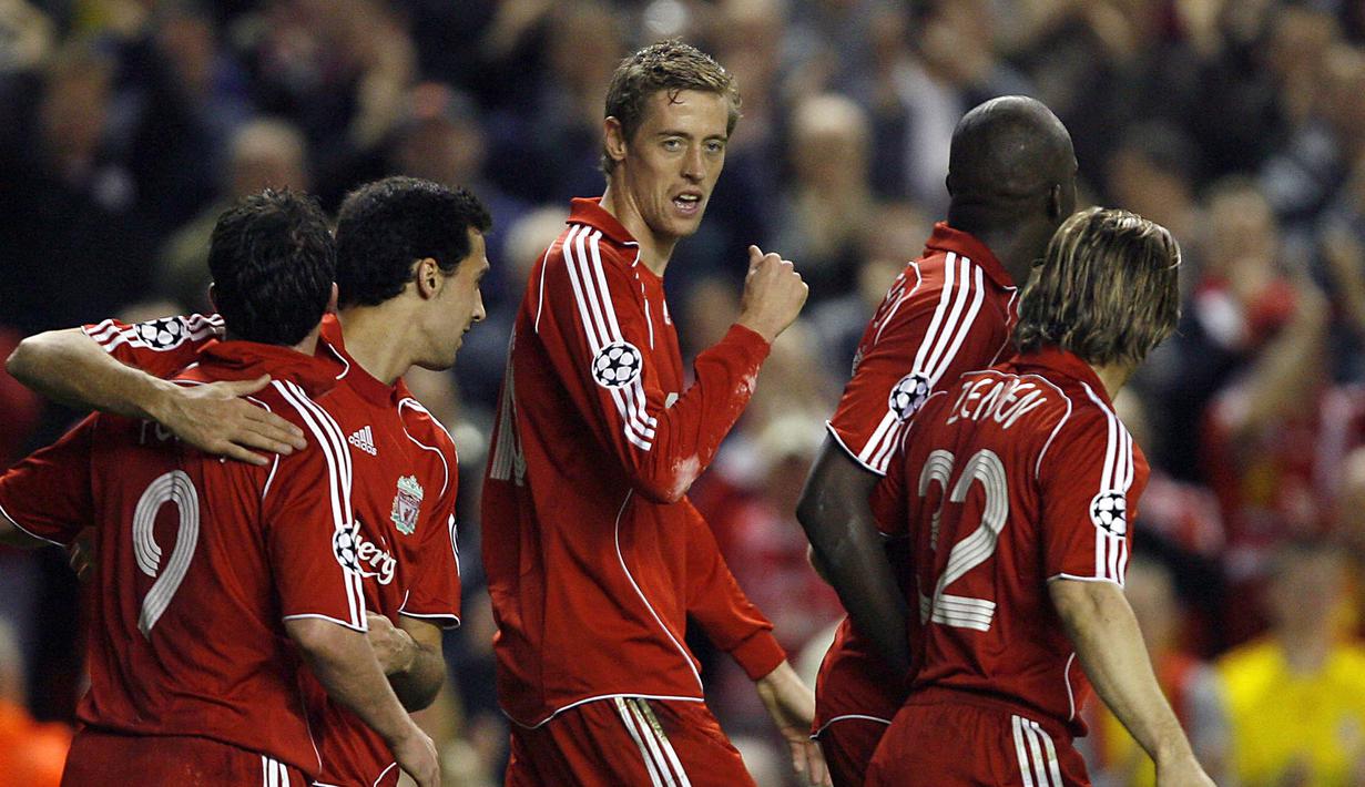 Peter Crouch merupakan salah satu striker top Inggris yang pernah bermain di Liga Inggris. Bersama Liverpool, striker bertinggi badan 2,03 meter ini mencetak 42 gol di semua ajang dalam 3 musim. Sementara itu, bersama Tottenham, koleksinya adalah 24 gol selama 2 musim. (Foto: AFP/Andrew Yates)