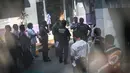 Tim Bareskrim Mabes Polri menggeledah jaringan gembong narkoba Freddy Budiman di Rumah Tahanan (Rutan) Salemba, Jakarta, Jumat (10/4/2015). Tim Bareskrim Mabes Polri mengamankan kaki tangan Freddy Budiman yaitu Kim dan Acuan. (Liputan6.com/Faizal Fanani)