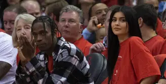 Kisah cinta selebriti memang selalu menjadi sorotan publik, seperti halnya Kylie Jenner. Setelah disiarkan putus dengan seorang rapper bernama Tyga, kini Kylie disebut berpacaran dengan Travis Scott yang juga seorang rapper. (AFP/Bintang.com)