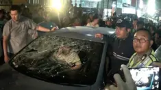 Diduga masbuk sebuah mobil sedan menabrak 2 sepeda motor hingga akhirnya dirusak oleh massa
