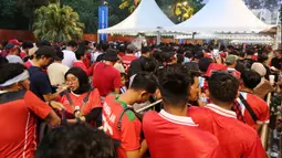 Suporter yang hadir tampak didominasi menggunakan warna merah, yang merupakan jersey Timnas Indonesia. (Bola.com/M. Iqbal Ichsan)