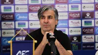Pelatih Timnas Iran, Vahid Shamsaee dalam sesi konferensi pers selepas laga semifinal Piala Asia Futsal 2026 melawan Irak di Indonesia Arena, Jakarta, Kamis (5/2/2026). (Bola.com/Abdul Aziz)