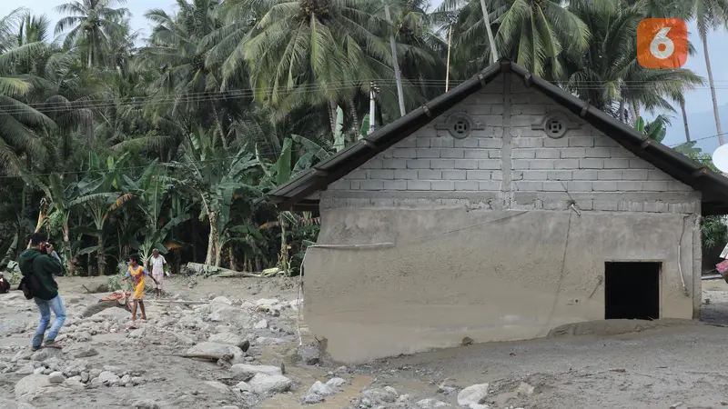 rumah yang terendam lumpur akibat banjir bandang di desa Poi, Sigi