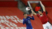 Striker baru Manchester United, Edinson Cavani, duel udara dengan bek Chelsea, Thiago Silva, pada laga Liga Inggris di Stadion Old Trafford, Minggu (25/10/2020). Kedua tim bermain imbang 0-0. (Oli Scarff/Pool via AP)