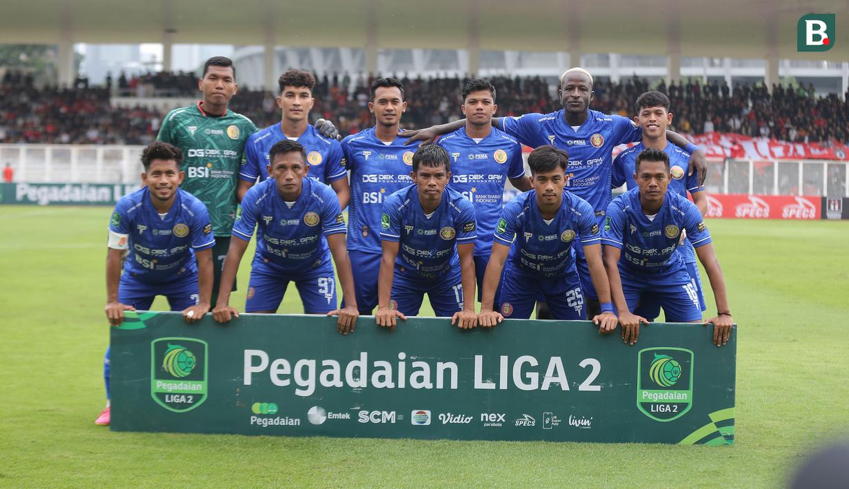 <p>Para pemain starting XI Persiraja Banda Aceh berfoto sebelum menghadapi Malut United pada laga leg kedua perebutan tempat ketiga Pegadaian Liga 2 2023/2024 atau playoff promosi Liga 1 2024/2025 di Stadion Madya, Senayan, Jakarta, Sabtu (9/3/2024). (Bola.com/Abdul Aziz)</p>