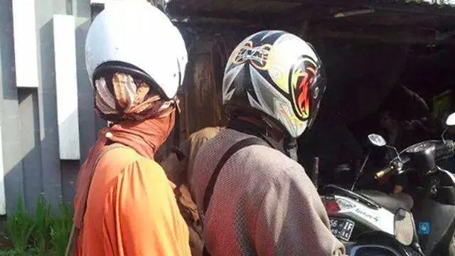 Kumpulan Potret Cara Nyeleneh Ibu-Ibu Memasang Helm Sepeda Motor (ist)