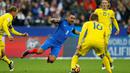 Aksi pemain Prancis, Dimitri Payet (tengah) saat dihadang para pemain Swedia   pada laga grup A Kualifikasi Piala Dunia 2018 di Stade de France Stadium, Saint-Denis, Prancis, (11/11/2016). (Reuters/Benoit Tessier)
