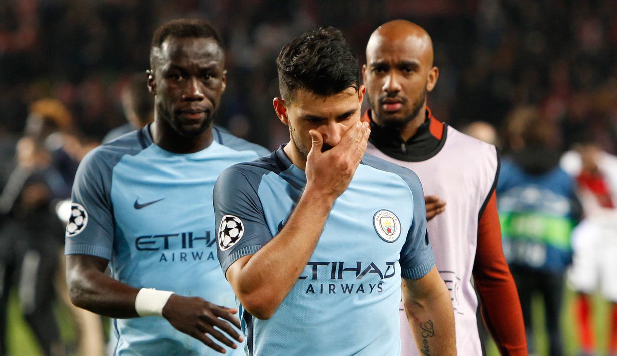 Penyerang Manchester City, Sergio Aguero (depan) tertunduk lesu usai pertandingan melawan AS Monaco pada leg kedua babak 16 besar Liga Champions di stadion Louis II, Monaco (16/3). City gagal lolos ke perempat final Liga Champions. (AP/Claude Paris)