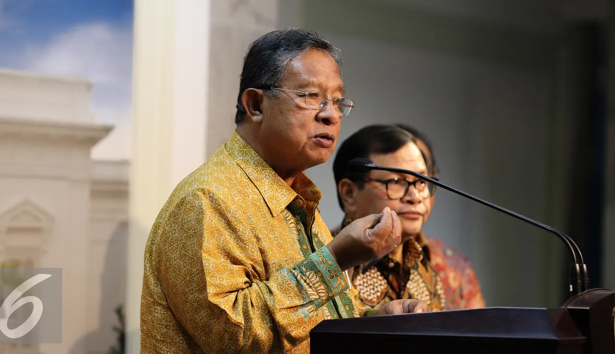 Menko bidang Perekonomian Darmin Nasution memberikan keterangan pers terkait kebijakan ekonomi tahap II, Jakarta, Selasa (29/9/2015). Paket kebijakan tahap dua difokuskan pada industri, keuangan dan ekspor. (Liputan6.com/Faizal Fanani)