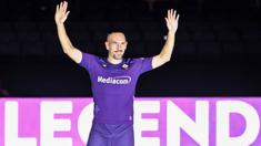 Rekrutan baru Fiorentina, Franck Ribery, menyapa suporter saat sesi perkenalan di Stadion Artemio Franchi, Florence, Kamis (22/8). Gelandang asal Prancis ini didatangkan secara gratis dari Bayern Munchen. (AFP/Andreas Solaro)