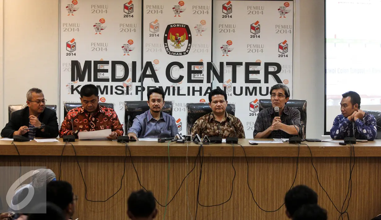 (Ki-ka) Arief Budiman, Ferry Kurnia Rizkyansyah, Husni Kamil, Hadar Nafis Gumay dan Sigit Pamungkas saat konfrensi pers terkait penutupan pendaftaran calon bupati & wakil bupati di 7 Kabupaten, Jakarta, Selasa (11/8/2015). (Liputan6.com/Faizal Fanani)