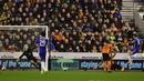 Kiper Wolverhampton Wanderers, Carl Ikeme (kiri) kebobolan lewat gol striker Chelsea, Diego Costa pada laga putaran kelima Piala FA 2016/2017 di Molineux Stadium, Wolverhampton (18/2/2017). Carl Ikeme yang berkebangsaan Nigeria tercatat pernah membela Wolverhampton Wanderers selama 14 musim mulai 2004/2005 hingga 2017/2018, di mana dua musim di antaranya saat Wolves berkompetisi di Premier League pada 2010/2011 dan 2011/2012. Ia hanya mencatatkan 1 penampilan dalam dua musim tersebut. (AFP/Ben Stansall)
