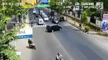 Beredar rekaman CCTV detik-detiks sebuah mobil melaju kencang tabrak pagar sekolah.