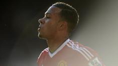 Pemain Manchester United, Memphis Depay, penampilannya terus menurun di musim keduanya. Bahkan dirinya hanya menjadi penghangat bangku cadangan Red Devils. (AFP/Oli Scarff)