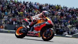 Pembalap Repsol Honda, Marc Marquez memacu motornya pada balapan MotoGP Amerika di Circuit of the Americas (COTA), Austin, Minggu (22/4). Sebelum lomba, Marquez kena hukuman mundur tiga posisi karena melakukan pelanggaran di sesi kualifikasi (AP/Eric Gay)