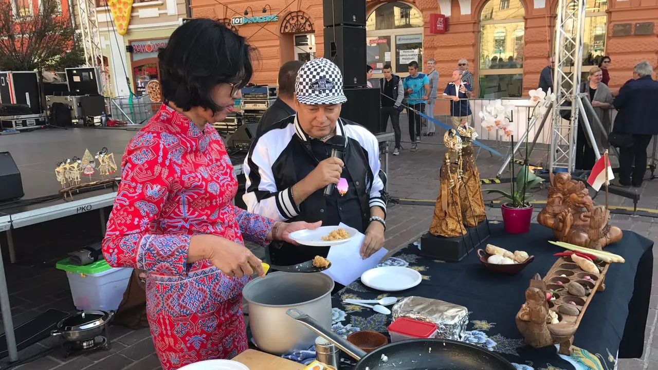 Demo masak masakan Indonesia di festival kuliner Slovakia. (Dokumentasi KBRI Bratislava)