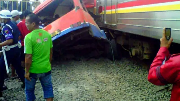 Commuter Line Tabrak Metromini di Muara Angke, 13 Orang Tewas