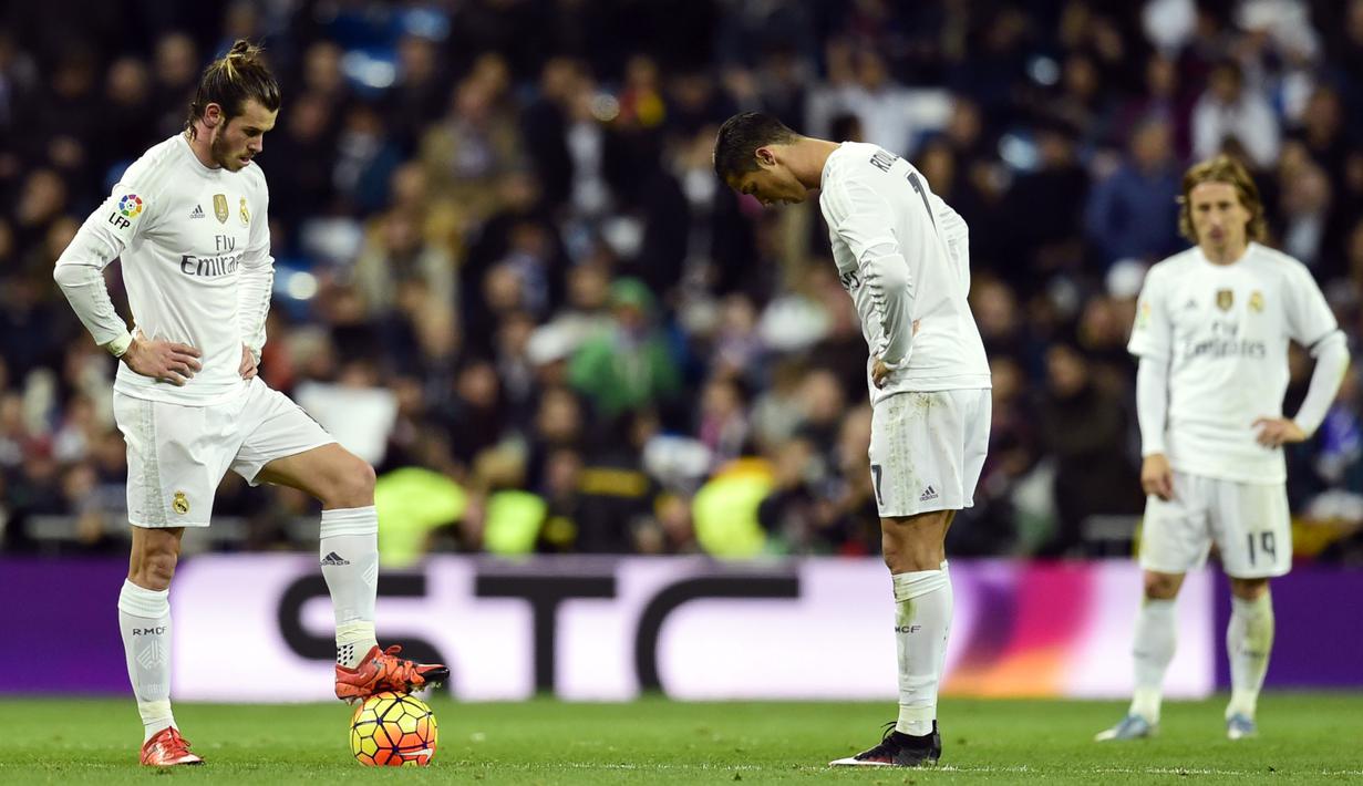 Ekspresi pemain Madrid setelah gawangnya kebobolan oleh pemain Barcelona dalam laga La Liga Spanyol di Stadion Santiago Bernabeu, Madrid, Minggu (22/11/2015) dini hari WIB. (AFP Photo/Javier Soriano)