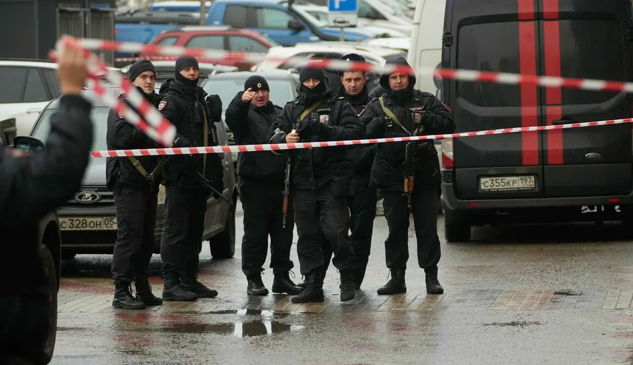 Komite Investigasi Rusia menyatakan Letnan Jenderal Fanil Sarvarov, kepala departemen pelatihan yang berada di bawah Staf Umum, tewas dalam insiden tersebut. Tampak dalam foto, para polisi mengamankan area di dekat lokasi kejadian di mana Letnan Jenderal Fanil Sarvarov, kepala Direktorat Pelatihan Operasional Staf Umum Angkatan Bersenjata Rusia, tewas akibat alat peledak yang ditempatkan di bawah mobilnya di Moskow, Senin 22 Desember 2025. (AP Photo)