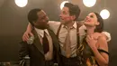 (kiri ke kanan) John David Washington, Christian Bale, dan Margot Robbie dalam sebuah adegan dari film 'Amsterdam'. Film ini memboyong nama-nama besar Hollywood. (Merie Weismiller Wallace/20th Century Studios via AP)